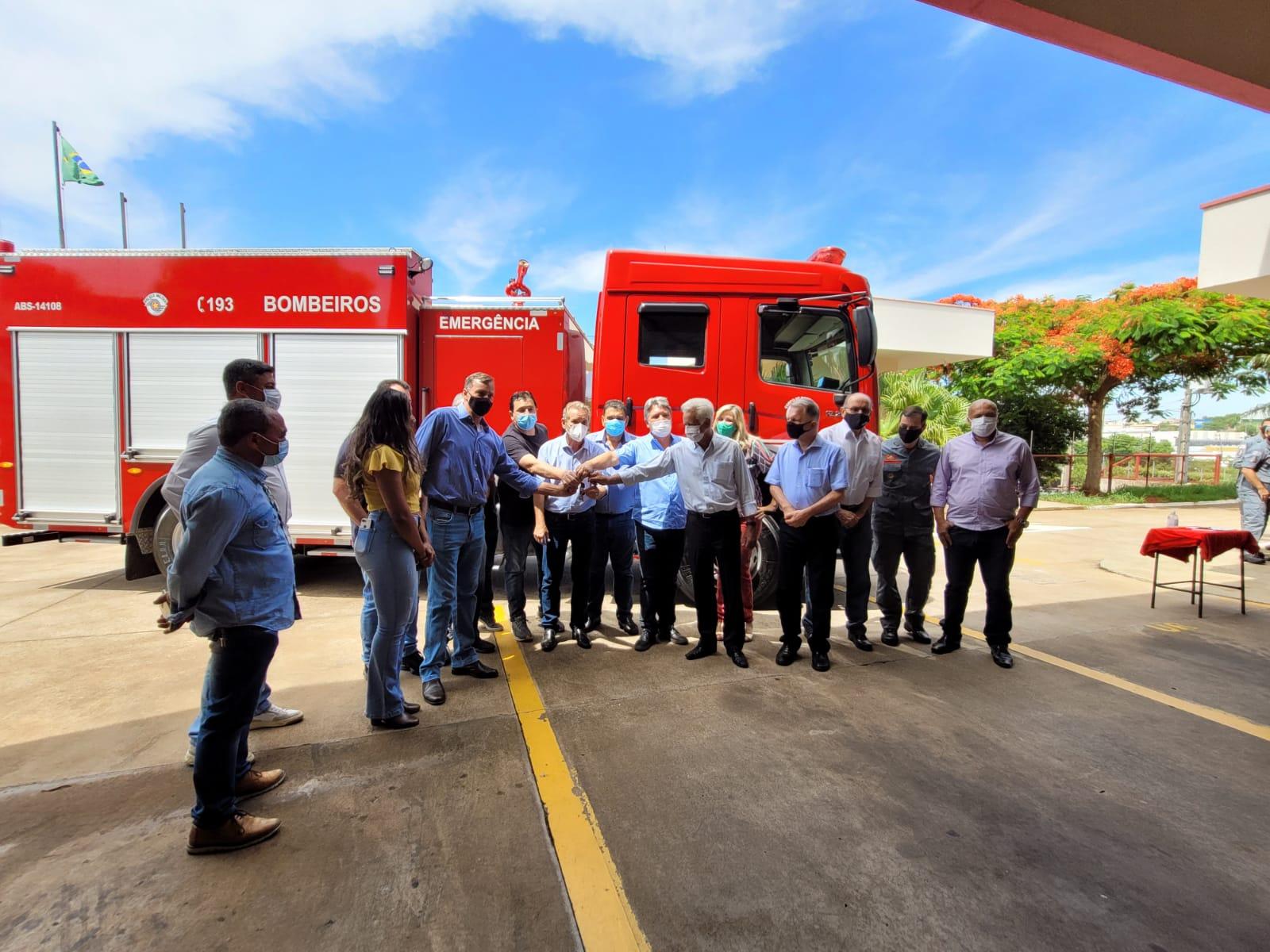 Prefeitos participam da entrega da viatura de salvamento do 14º Grupamento de Bombeiros Prefeitos participam da entrega da viatura de salvamento do 14º Grupamento de Bombeiros