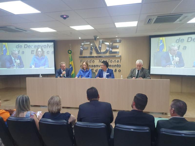 Ed Thomas lidera grupo em visita oficial a Brasília; saúde e educação se destacam na pauta Ed Thomas lidera grupo em visita oficial a Brasília; saúde e educação se destacam na pauta