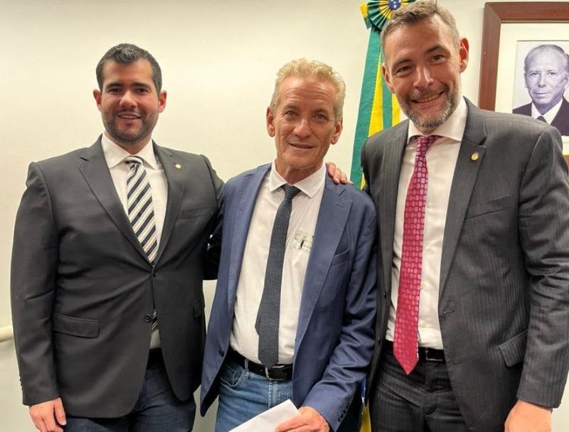 Ed Thomas lidera grupo em visita oficial a Brasília; saúde e educação se destacam na pauta Ed Thomas lidera grupo em visita oficial a Brasília; saúde e educação se destacam na pauta