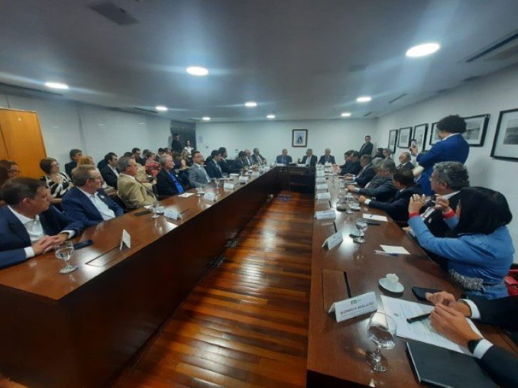 Ed Thomas vai a Brasília para reverter redução de R$ 10 mi em recursos do salário-educação