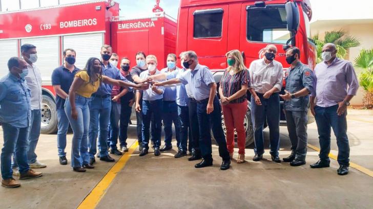 Prefeitos participam da entrega da viatura de salvamento do 14º Grupamento de Bombeiros
