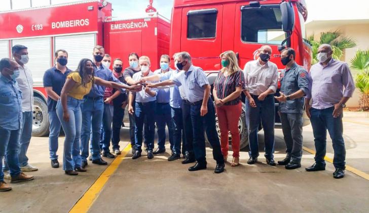 Prefeitos participam da entrega da viatura de salvamento do 14º Grupamento de Bombeiros