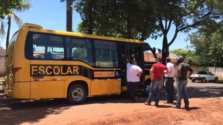 UNIPONTAL E DEPUTADO CORONEL TADEU ENTREGAM ÔNIBUS AO MUNICÍPIO DE PIQUEROBI