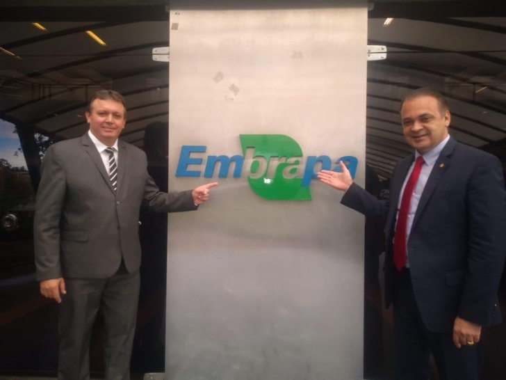 Presidente da Unipontal é recebido na sede da Embrapa